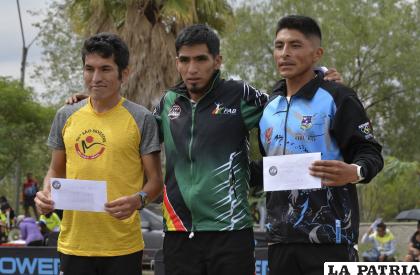 El podio con Miguel Baltazar (3), Juan Jorge Gonzales (1) y Mario Flores (2) /APG