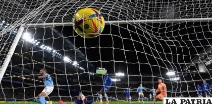 Álvarez le ganó el reto al portero del Chelsea /clarin.com