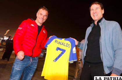 Sébastien Loeb junto a Rudi García sostienen camiseta del Al Nassr con el dorsal de Cristiano Ronaldo /infobae.com