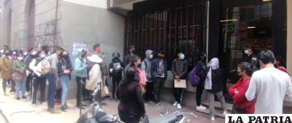 Fila en el primer día de atención de la gestión en Tesoro Universitario /LA PATRIA 