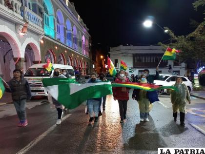 Unos a favor y otros en contra de la detención del gobernador de Santa Cruz /REFERENCIAL 
