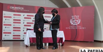 Ruth Ancalle presenta un poemario en dos idiomas /LA PATRIA 
