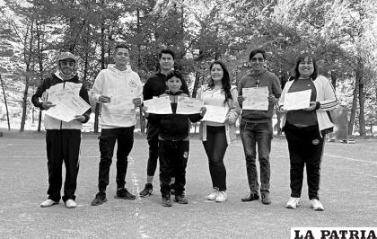 Participantes en el curso de capacitación del Club Tenis FNI /LA PATRIA