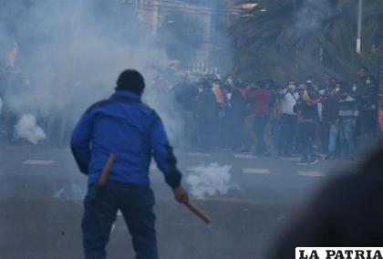 Los petardos no faltaron en los enfrentamientos /APG