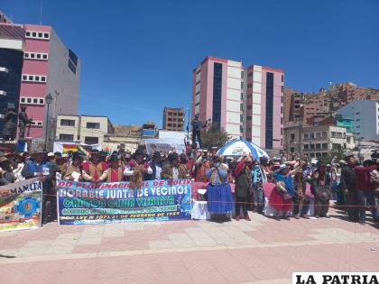 Representantes de los municipios beneficiados llegaron hasta Oruro para participar del acto /LA PATRIA