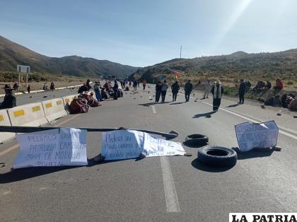 Comunarios de Ocotavi bloquearon la carretera en demanda a un hospital /GENTILEZA