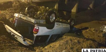 El motorizado terminó volcado y los ocupantes heridos /Tránsito