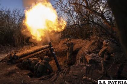 Militares ucranianos disparan un mortero hacia posiciones rusas cerca de Bajmut /AP Foto /Evgeniy Maloletka