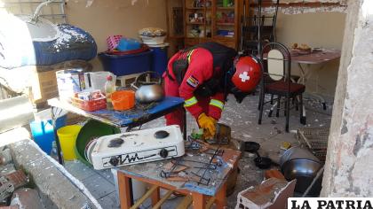 Personal de Bomberos trasladó el cilindro a sus instalaciones para la despresurización del GLP /LA PATRIA
