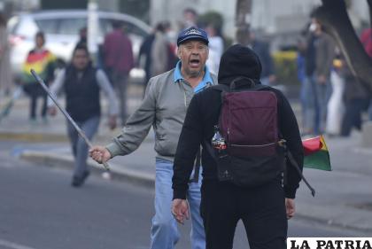 La jornada del martes fue violenta en La Paz por el enfrentamiento entre oficialistas y opositores /APG
