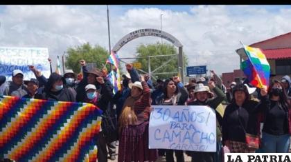 Personas realizan vigilia en el penal de Chonchocoro. / BTV.