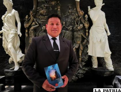 Luis Alberto Chino Cruz junto con su libro /LA PATRIA