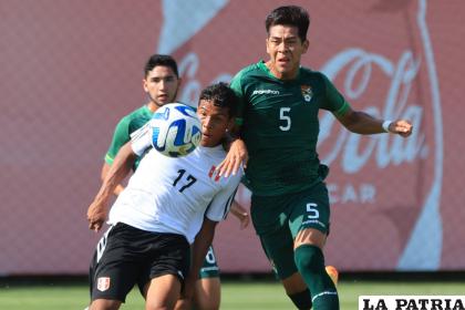 Ervin Vaca (5) intenta evitar que su rival domine el balón /FBF