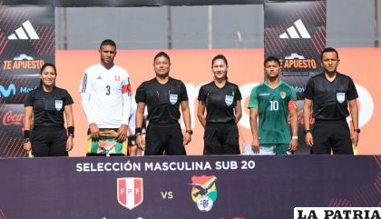 Saludo protocolar antes del inicio del partido entre Perú y Bolivia /FBF
