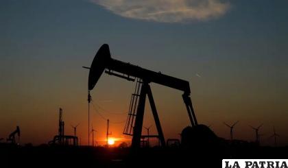 Un balancín petrolero de Wintershall DEA es fotografiado en Emlichheim cerca de la ciudad norteña alemana de Meppen, Alemania 
/REUTERS/Fabian Bimmer
