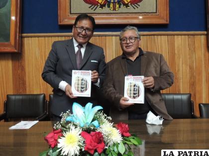 Edgar Condomis uno de los autores junto con el rector de la UTO, Augusto Medinaceli/LA PATRIA 
