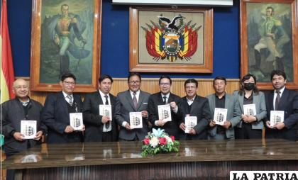 Los autores del libro luego de la presentación y entrega /Cs. Comunicación Social 
