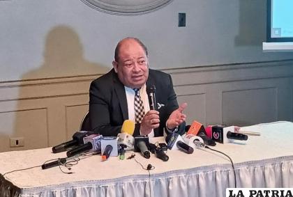 El exministro Carlos Romero durante la conferencia de prensa 
/  LA PATRIA