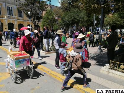 Comerciantes informales serán desalojados de la plaza /LA PATRIA