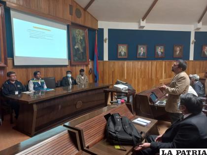 En la reunión participó el alcalde de Oruro, Adhemar Wilcarani/LA PATRIA