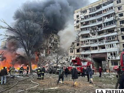Incendio y humo después de que un cohete ruso impactara en un edificio de varios pisos en Dnipro, Ucrania / Oficina de Prensa de la Presidencia de Ucrania vía AP