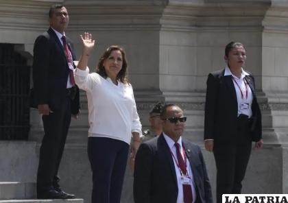 Rodeada de agentes de seguridad, la presidente de Perú, Dina Boluarte, saluda a la prensa en el exterior del palacio presidencial
/AP Foto/Martín Mejía