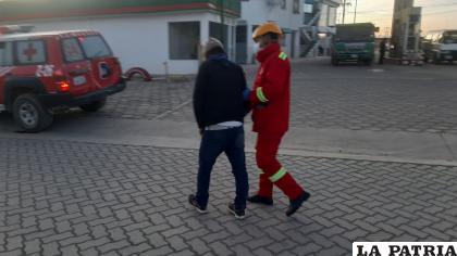 Bomberos socorrió al conductor a un centro de salud / LA PATRIA