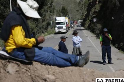 Manifestantes contra el gobierno bloquean la autopista Panamericana en Cusco, Perú /AP Foto/Hugo Curotto