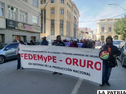 Movilización de micro y pequeños empresarios llega hasta el centro de la ciudad/LA PATRIA
