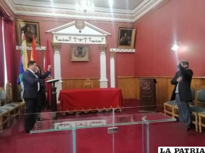 Alcalde Adhemar Wilcarani posesión a nuevo nuevo secretario edil /LA PATRIA