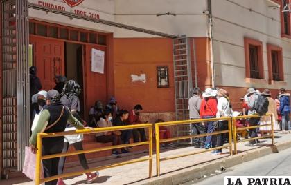 Padres esperaron varias horas para inscribir a sus hijos /LA PATRIA