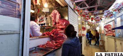 La carne de res no sube ni baja su precio y se mantiene en Bs. 32 el kilo/LA PATRIA 
