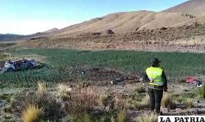 De un lado (izq) el coche, al otro extremo uno de los cadáveres /LA PATRIA
