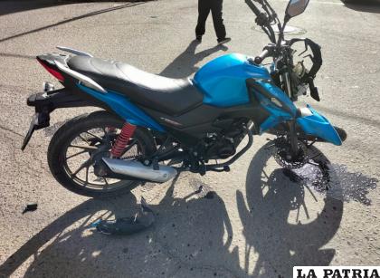 La motocicleta terminó averiada tras el incidente /LA PATRIA