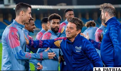 Saludo de Cristiano Ronaldo y Marcelo Gallardo antes del inicio de la práctica /ole.com