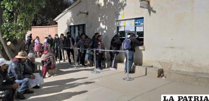 Largas filas en oficinas del Segip retrasa la atención de usuarios / LA PATRIA