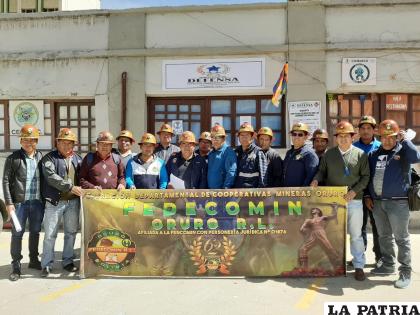 Cooperativistas mineros aplaudieron la inauguración de la oficina /Fedecomin R.L.