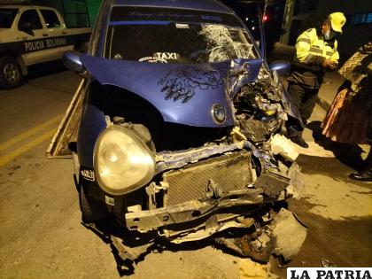 El taxi terminó sumamente dañado tras el choque /LA PATRIA
