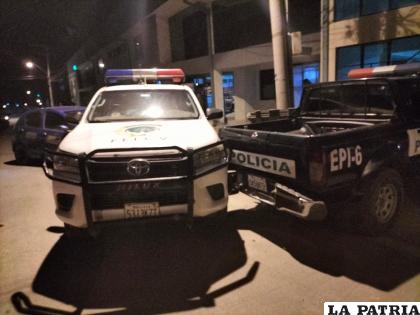 Dos camionetas fueron impactadas por el taxista /LA PATRIA
