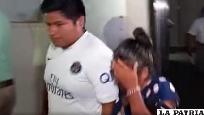 La mujer se cubre el rostro tras abandonar la audiencia /DTV