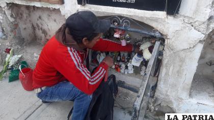 Fue capturado en flagrancia robando objetos de los nichos /LA PATRIA