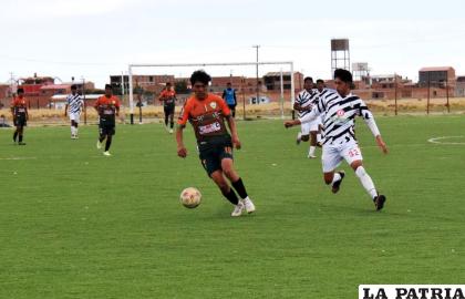 Fabricio Vásquez con el balón, autor de tres goles en el triunfo de Sur-Car /LA PATRIA