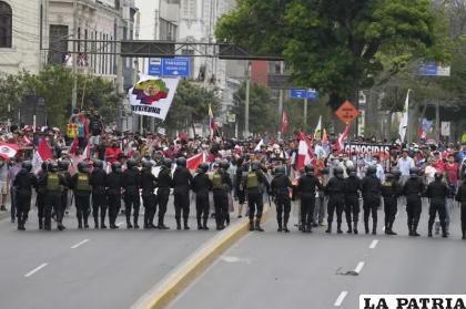 Manifestantes antigobierno que viajaron a la capital desde otras partes del país se enfrentan a una línea de policías antimotines /AP Foto /Martín Mejía