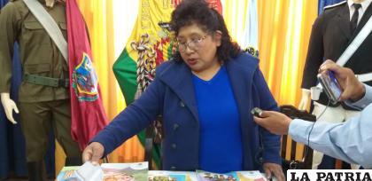 Viceministra de Educación Alternativa y Especial, Sandra Cruz, expone material distribuido a maestros de los diferentes niveles / LA PATRIA 