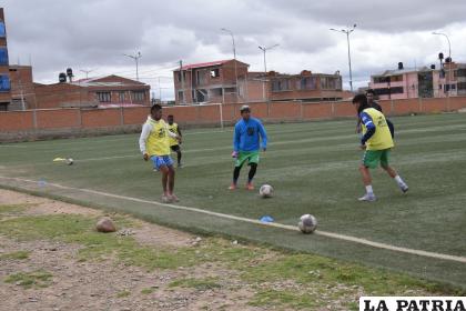 Los jugadores se brindan íntegros en cada entrenamiento /LA PATRIA
