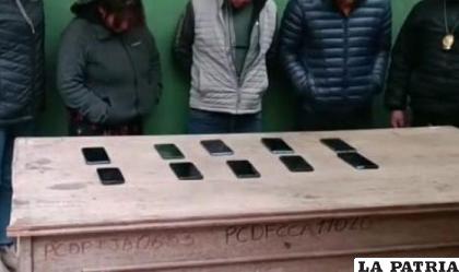 La Policía presentó los celulares para que las víctimas logren identificarlos /Erbol