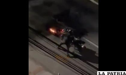 Un policía deja caer una motocicleta en una fogata /RRSS