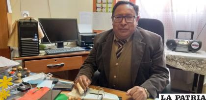 Director del colegio Comibol nivel primario, Ernesto Mamani /LA PATRIA
