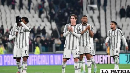 Jugadores de Juventus al final del partido saludan a su público /as.com