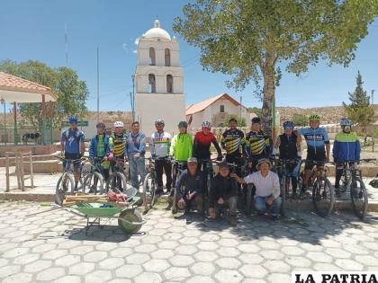 Los ciclistas el sábado realizaron la limpieza de la ruta de la prueba /Ciclismo Oruro